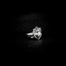 Cargar imagen en el visor de la galería, ANILLO CORAZÓN CON FLOR
