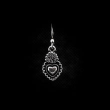 Cargar imagen en el visor de la galería, ARETES CORAZÓN
