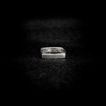 Cargar imagen en el visor de la galería, ANILLO MINIMALISTA CRADRADO
