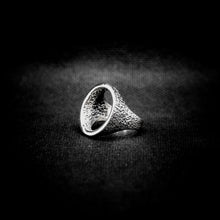 Cargar imagen en el visor de la galería, ANILLO CIRCULAR RÚSTICO
