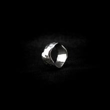 Cargar imagen en el visor de la galería, ANILLO BANDA MARTILLADA

