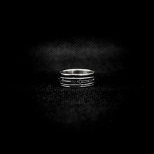Cargar imagen en el visor de la galería, ANILLO BANDA CON CRUCEZ
