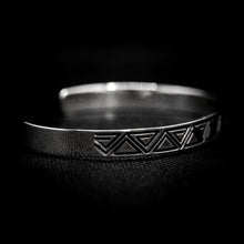 Cargar imagen en el visor de la galería, BRAZALETE DISEÑO TRIANGULOS
