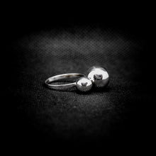 Cargar imagen en el visor de la galería, ANILLO BOLAS
