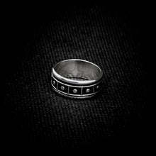 Cargar imagen en el visor de la galería, ANILLO BANDA CON PUNTOS
