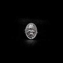 Cargar imagen en el visor de la galería, ANILLO SANTO NIÑO DE ATOCHA
