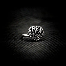Cargar imagen en el visor de la galería, ANILLO CORAZÓN FLORAL
