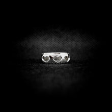 Cargar imagen en el visor de la galería, ANILLO BANDA CORAZONES
