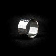 Cargar imagen en el visor de la galería, ANILLO BANDA MARTILLADA
