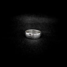 Cargar imagen en el visor de la galería, ANILLO BANDA LÍNEAS

