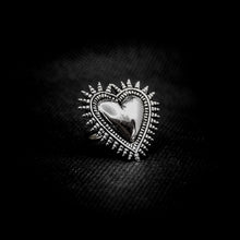 Cargar imagen en el visor de la galería, ANILLO CORAZÓN CON DETELLOS

