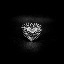 Cargar imagen en el visor de la galería, ANILLO CORAZÓN CON DETELLOS
