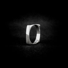 Cargar imagen en el visor de la galería, ANILLO MINIMALISTA CRADRADO
