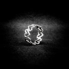 Cargar imagen en el visor de la galería, ANILLO BANDA CORAZONES
