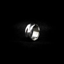 Cargar imagen en el visor de la galería, ANILLO BANDA CON DISEÑO
