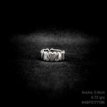 Cargar imagen en el visor de la galería, ANILLO BANDA CORAZONES
