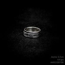 Cargar imagen en el visor de la galería, ANILLO BANDA CON CRUCEZ
