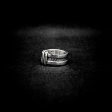 Cargar imagen en el visor de la galería, ANILLO BANDA CON DISEÑO
