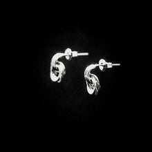 Cargar imagen en el visor de la galería, ARETES ENTRELAZADOS MINIMALISTAS
