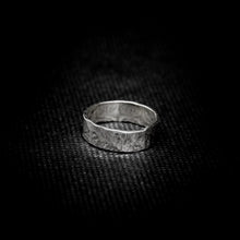 Cargar imagen en el visor de la galería, ANILLO BANDA MARTILLADO
