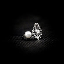 Cargar imagen en el visor de la galería, ANILLO CORAZÓN SAGRADO CON PERLA
