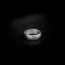 Cargar imagen en el visor de la galería, ANILLO BANDA LÍNEAS
