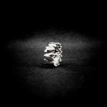 Cargar imagen en el visor de la galería, ANILLO BANDA CORAZONES
