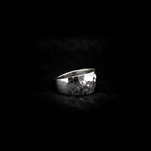 Cargar imagen en el visor de la galería, ANILLO BANDA MARTILLADA
