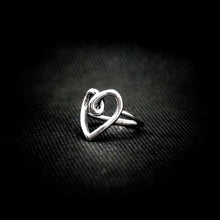 Cargar imagen en el visor de la galería, ANILLO CORAZÓN NUDO

