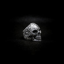 Cargar imagen en el visor de la galería, ANILLO CRÁNEO GRABADO ARTESANAL
