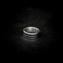 Cargar imagen en el visor de la galería, ANILLO BANDA LÍNEAS
