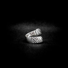 Cargar imagen en el visor de la galería, ANILLO AJUSTABLE DIAMANTADO
