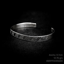 Cargar imagen en el visor de la galería, BRAZALETE DISEÑO TRIANGULOS
