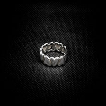 Cargar imagen en el visor de la galería, ANILLO BANDA CORAZONES
