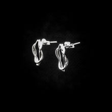 Cargar imagen en el visor de la galería, ARETES ENTRELAZADOS
