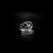 Cargar imagen en el visor de la galería, ANILLO COLIBRÍ Y FLORES AJUSTABLE
