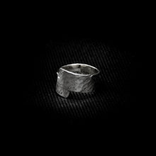 Cargar imagen en el visor de la galería, ANILLO BANDA AJUSTABLE MARTILLADO
