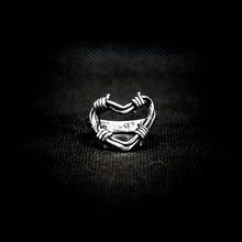 Cargar imagen en el visor de la galería, ANILLO CORAZÓN PÚAS
